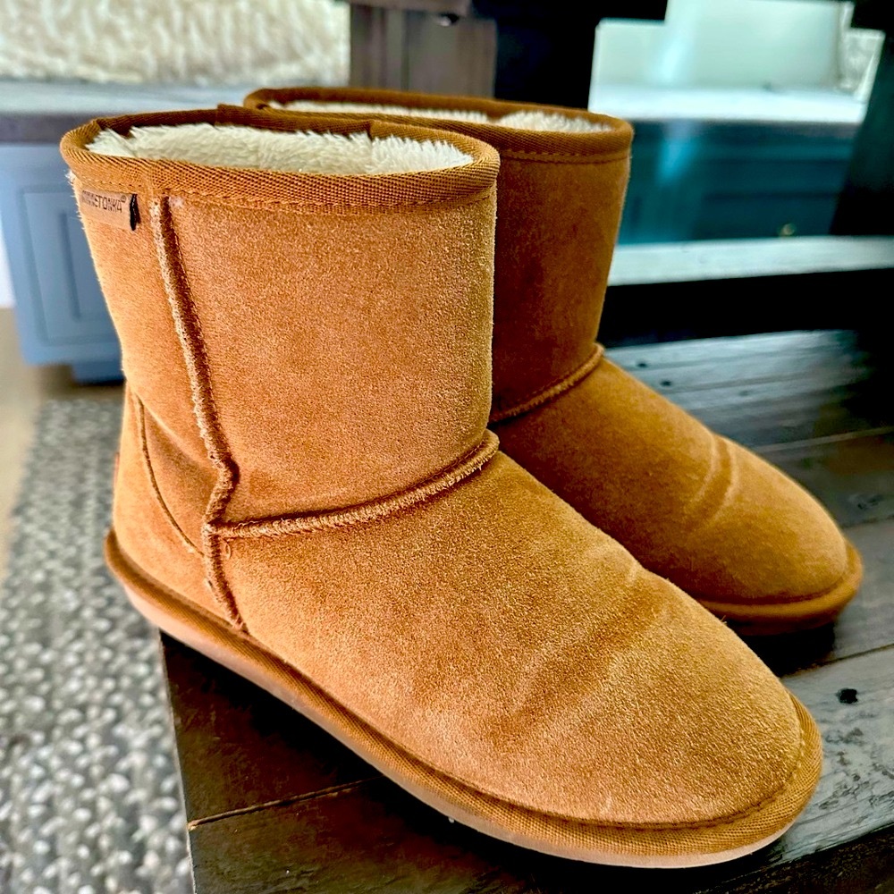 Suede Minnetonka Boots: Size 8.5